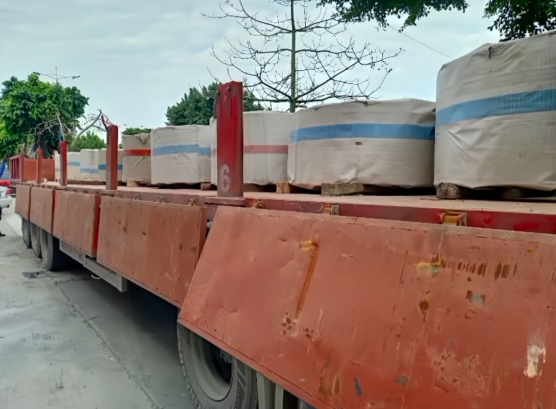 Expediere benzi din oțel inoxidabil – bobine cu fante de precizie gata pentru livrare